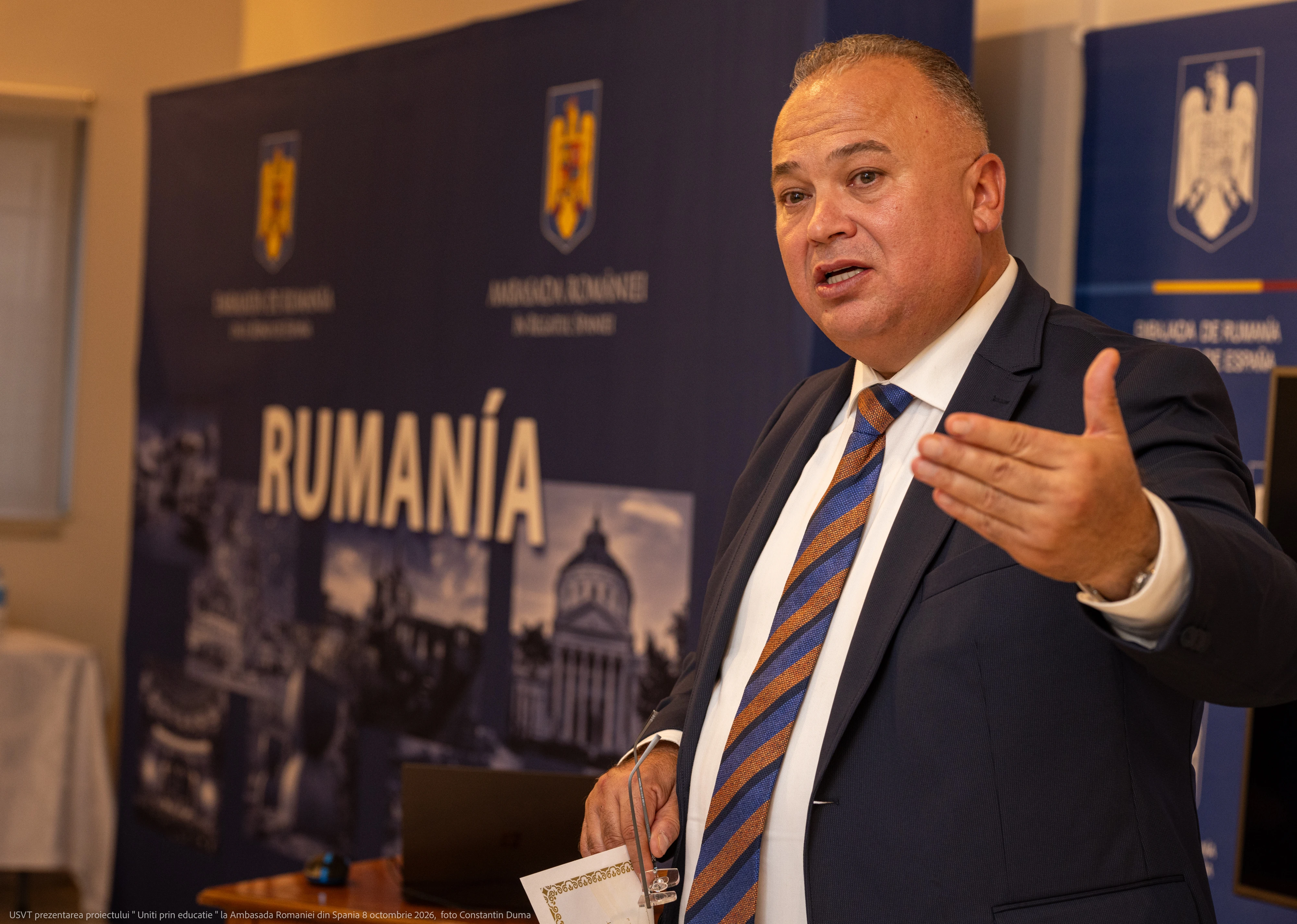 Prof. univ. dr. Cosmin-Alin Popescu, rectorul USVT, în timpul prezentării ofertei educaționale la conferința „Uniți prin educație”, Madrid.